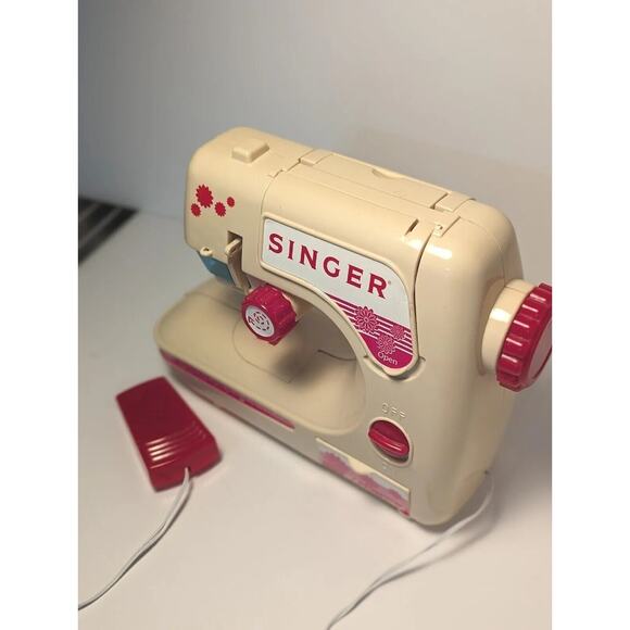 Child's Singer Sewing Machine Vintage White and Red Collectible - Picture 3 of 6